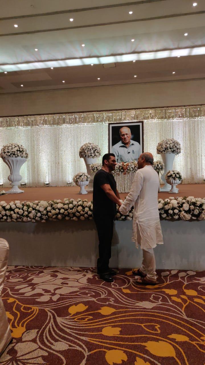 Salman Khan with Sooraj Barjatya at Raj Kumar Barjatya's prayer meet