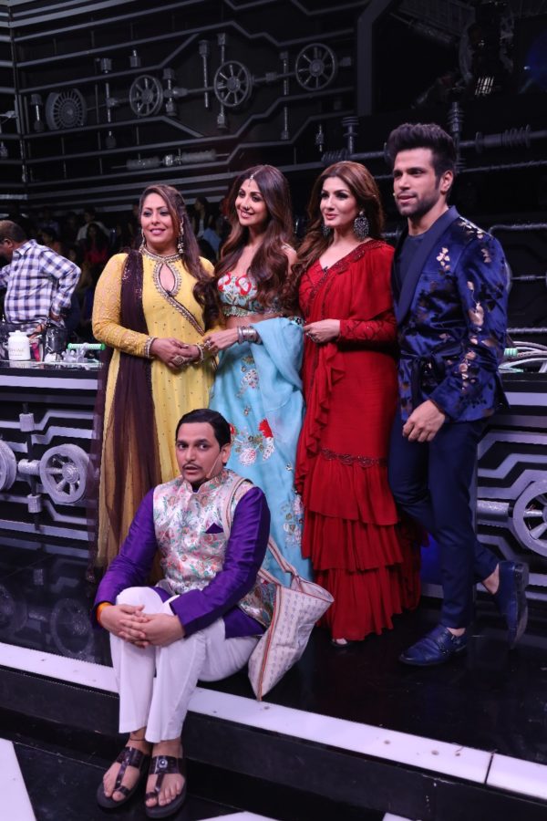Judge Geeta Kapoor & Shilpa Shetty, Host Rithvik & Paritosh with Guest Judge Raveena Tandon on the sets of Super Dancer Chapter 3