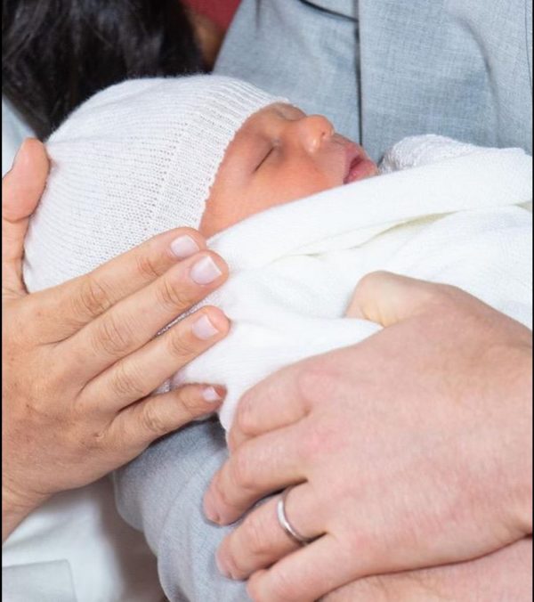 meghan-markle-prince-harry-first-baby-photos