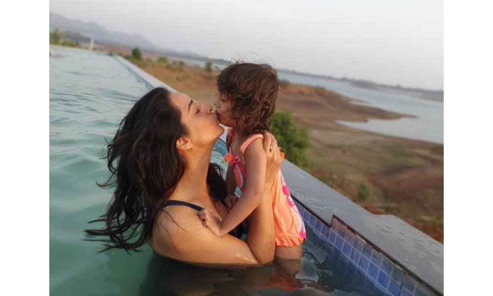 Mahie-Gill-with-daughter