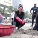 esha-gupta-naveli-deshmukh-dadar-beach-clean-up