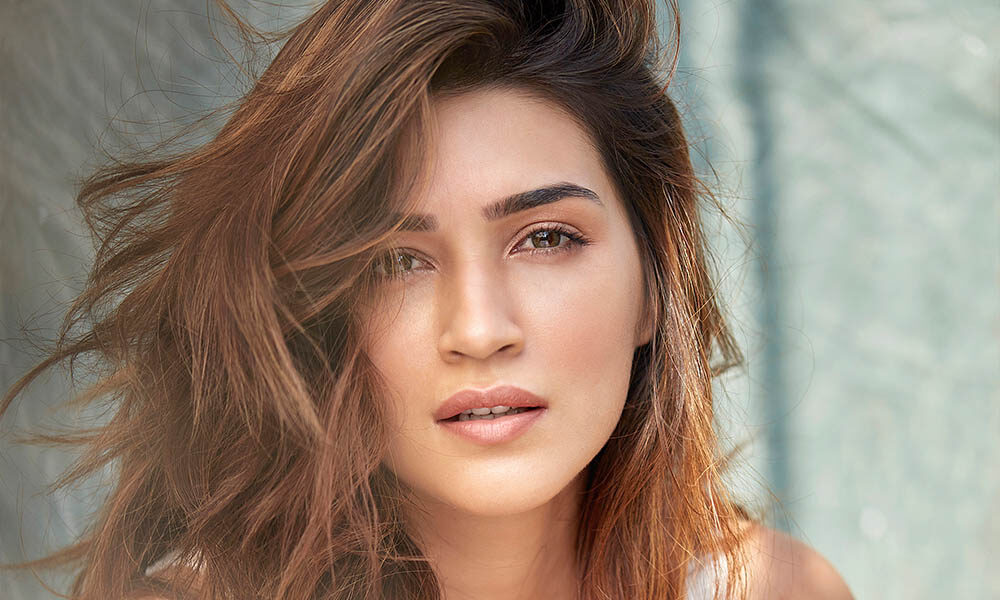 The Self Made Actress Kriti Sanon Steals The Show With Her Upcoming Big Projects Cineblitz