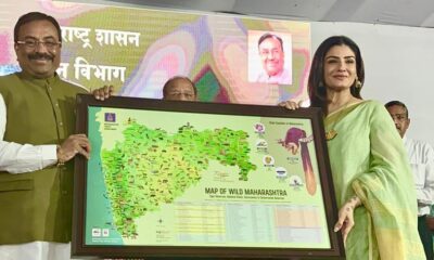 Raveena-Tandon-with-Maharashtra-Forest-Minister-Sudhir-Mungantiwar