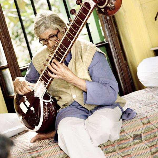 Amitabh-Bachchan-on-Sitar