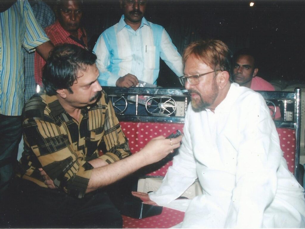Rajesh-Khanna-right-speaks-to-film-journalist-Chaitanya-Padukone