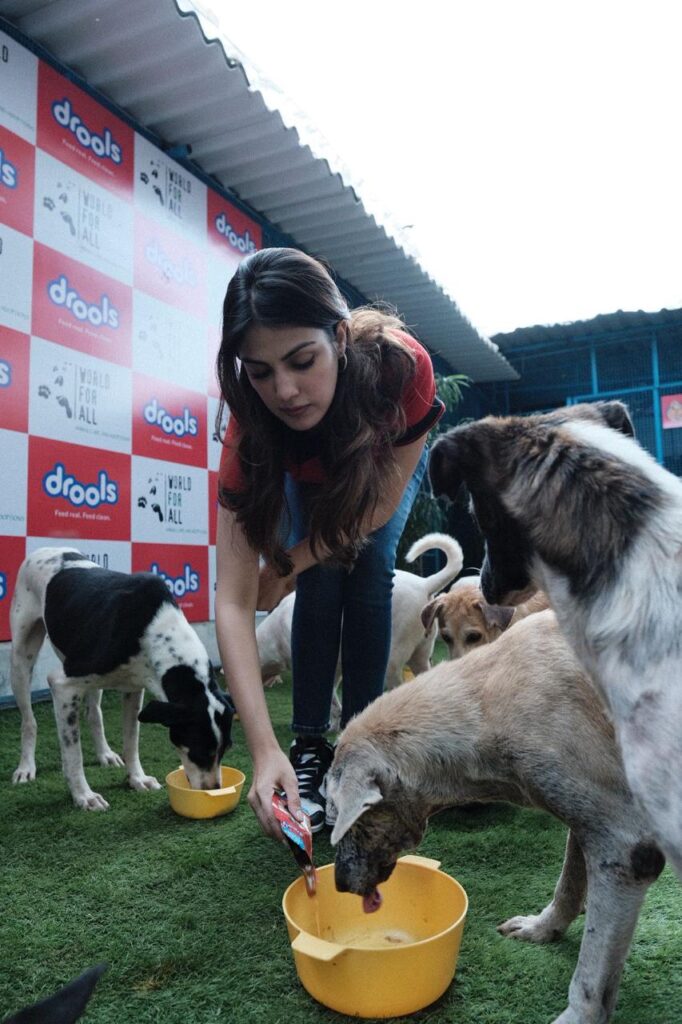 Rhea-Chakraborty-partners-with-Drools-for-a-donation-drive-in-Mumbai