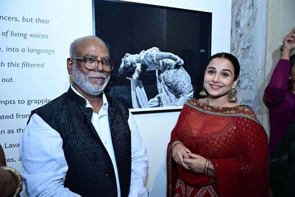 Padma-Shri-Sudharak-Olwe-with-Vidya-Balan-at-Padma-Shri-Sudharak-Olwes-Firefly-Lavani-photo-exhibition-at-Nine-Fish-Art-Gallery