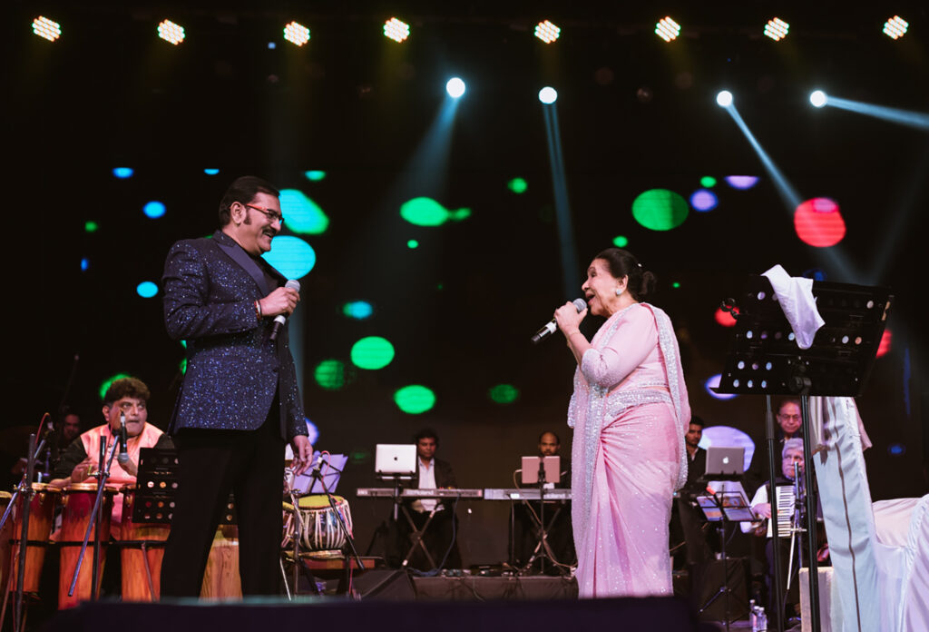 Asha-Bhosle-and-Sudesh-Bhosale-share-a-moment-while-performing