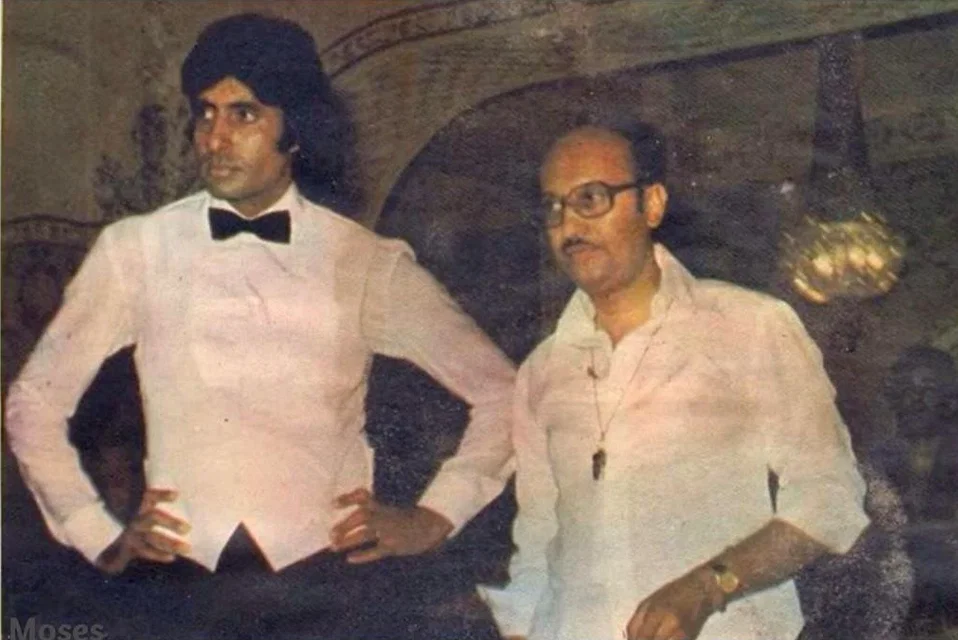 Amitabh-Bachchan-with-Manmohan-Desai.on-the-shooting-sets-jpg
