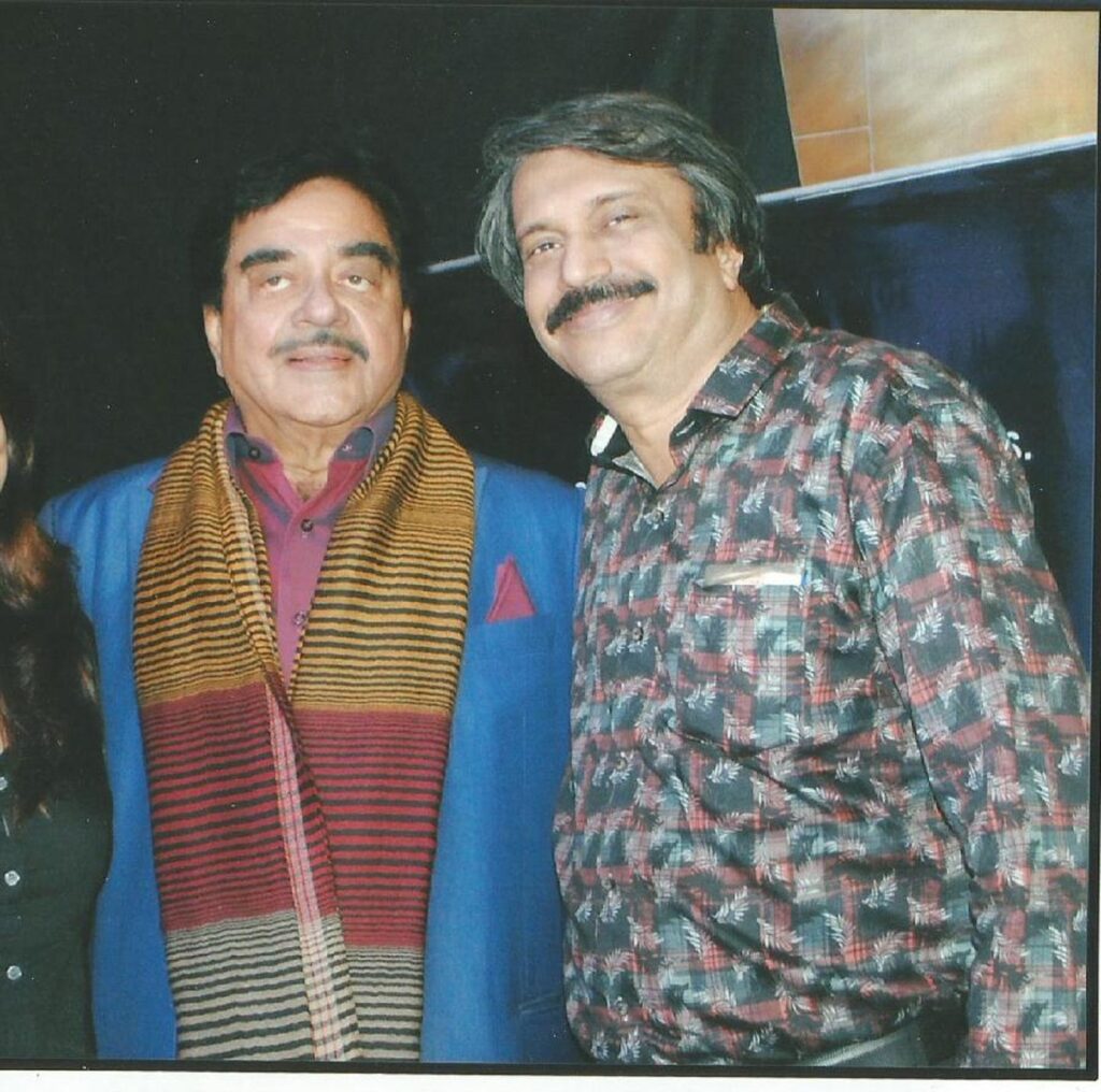 Shatrughan-Sinha-with-sr-film-journalist-Chaitanya-Padukone