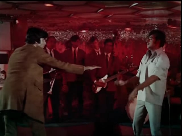 Shatrughan-Sinhas-famous-fight-scene-with-Amitabh-Bachchan-in-Bombay-To-Goa