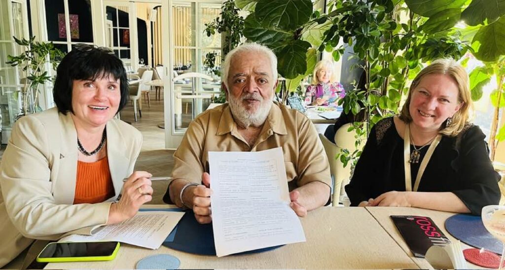 Rahul-Rawail-centre-signs-formal-agreement-for-his-RajKapoor-book-with-Russian-publisher-Antonina-A-and-editor-Nina-K.jpg