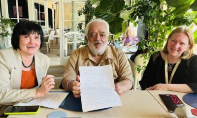 Rahul-Rawail-centre-signs-formal-agreement-for-his-RajKapoor-book-with-Russian-publisher-Antonina-A-and-editor-Nina-K.jpg