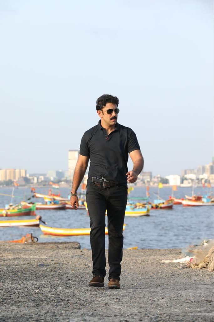 Actor-Amit-Sadh-Shoots-For-Main-Under-The-Blazing-Mumbai-Sun-3.jpeg
