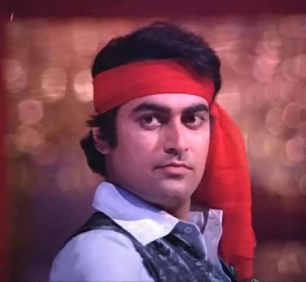 Tariq-Khan-in-Tum-Kya-Jaano-song-1977.jpg