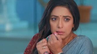 Anupama taking bribe from Vasundhara scene